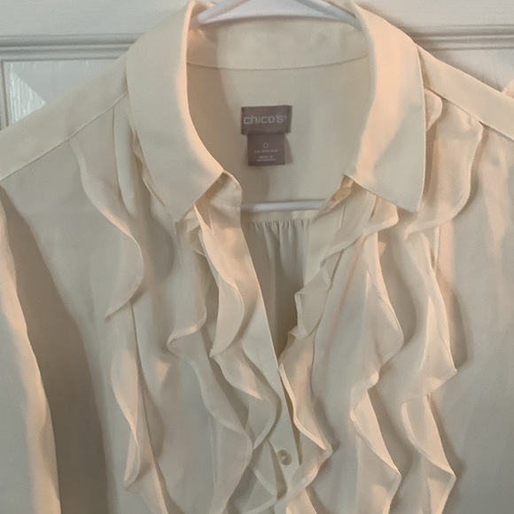 Chico’s Women’s Ruffled Creamy White Button Down Shirt Sz. 0 U.S. Size 4/6 - Picture 9 of 12